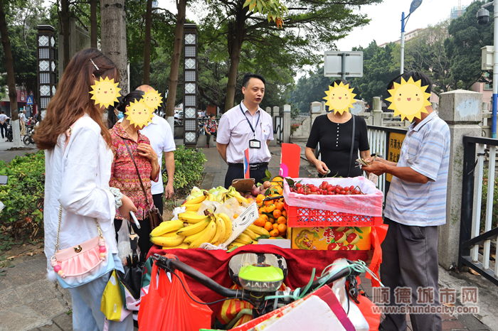 陈剑鸿正在与水果摊摊主沟通,劝阻其不要在此摆摊_水印.jpg