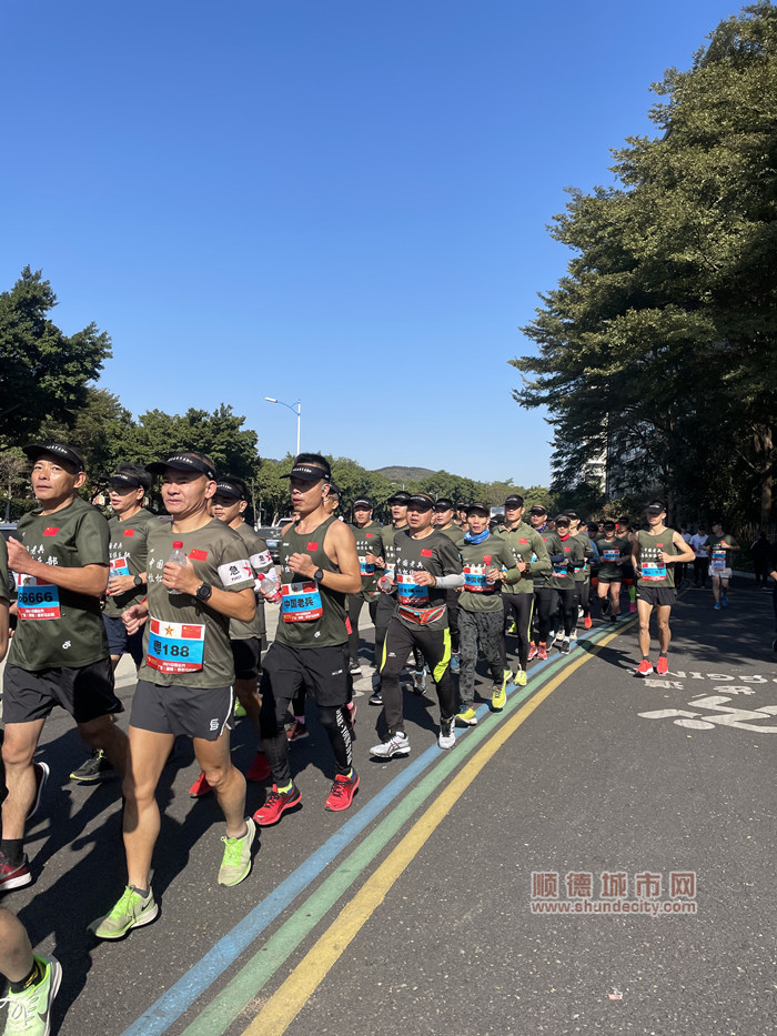 2他们用奔跑的姿态迎接2021年.jpg