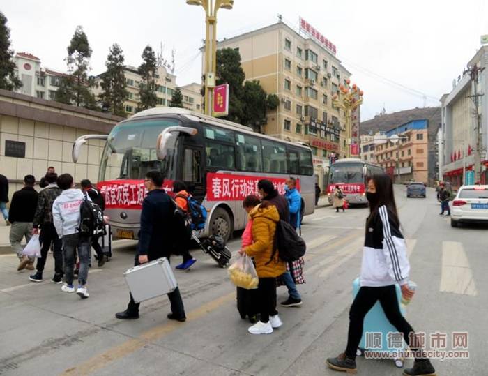 吴坤生带着白色药箱护送务工人员返乡。.jpg