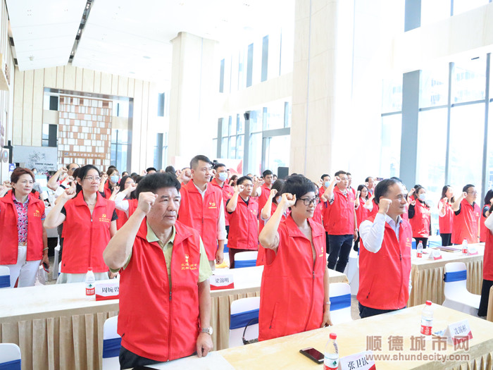 黨群先鋒隊員們舉起右手莊嚴宣誓。.jpg