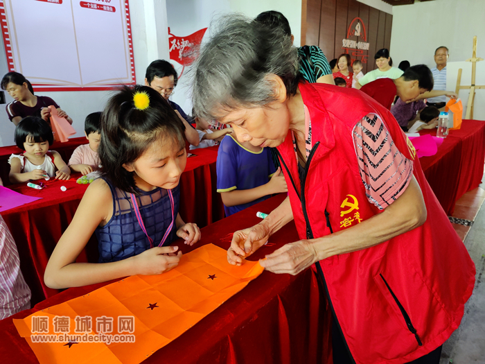 今年9月19日，何姨到容新社区阳光花园教亲子家庭制作灯笼。（顺德城市网俱乐部“Savanna”摄）.jpg