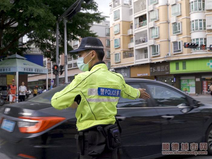 北滘镇每日有30多交警在城区进行交通劝导和整治。.jpg