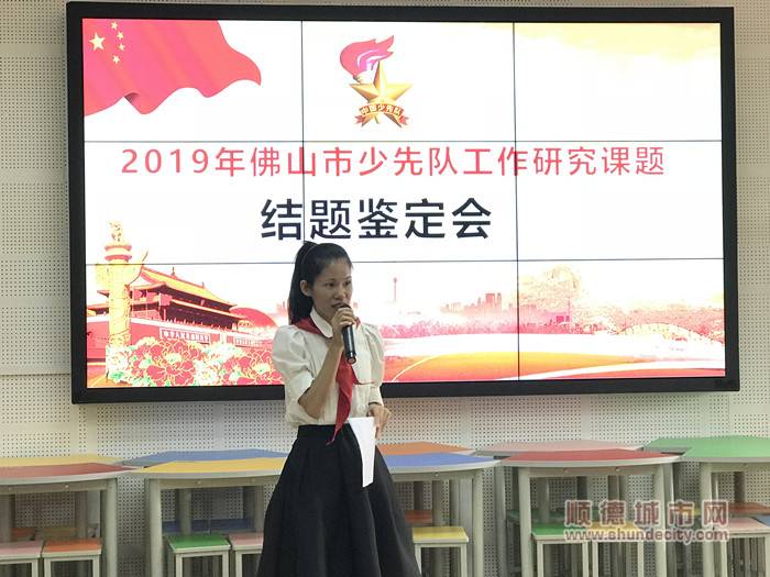 戴上红领巾，林玉芬仿佛回到了学生时期。.jpg