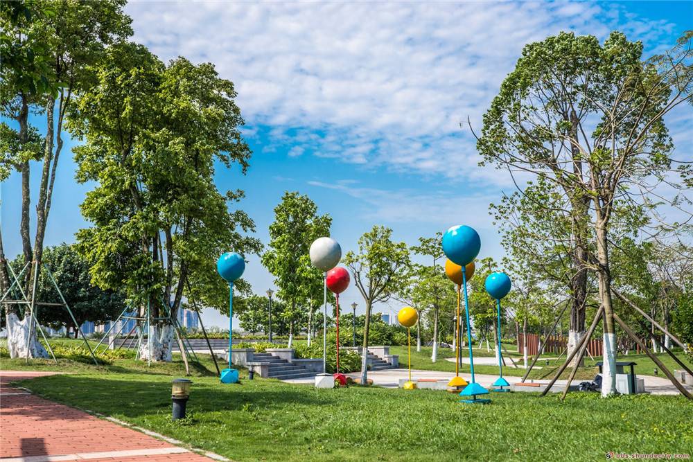 新城區的澄海東路河堤公園（五個輪）.jpg