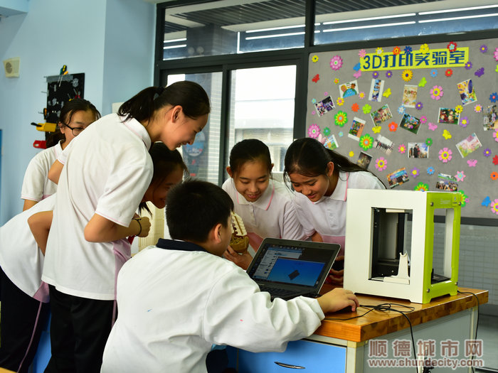 顺峰中学学生在创客空间做项目时在讨论3D建模.jpg