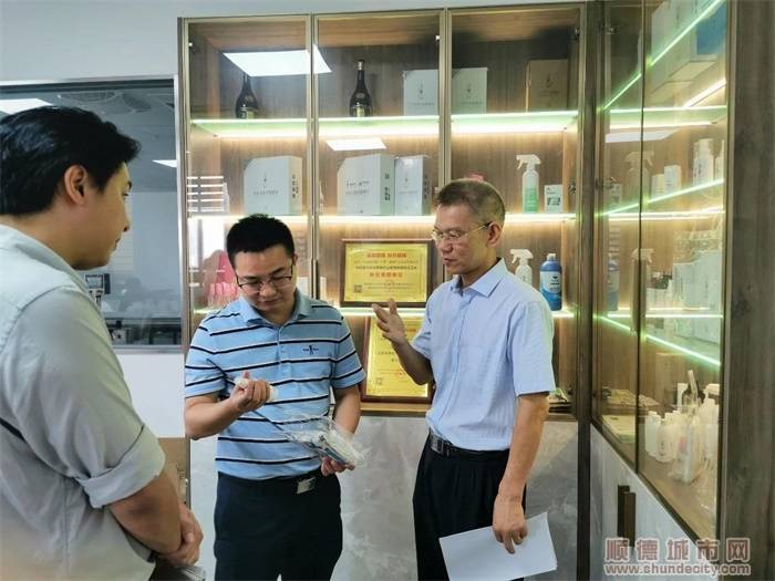 5450120200816231303400088.jpg 欧副书记现场体验久益康速洁芬次氯酸消毒剂。.jpeg
