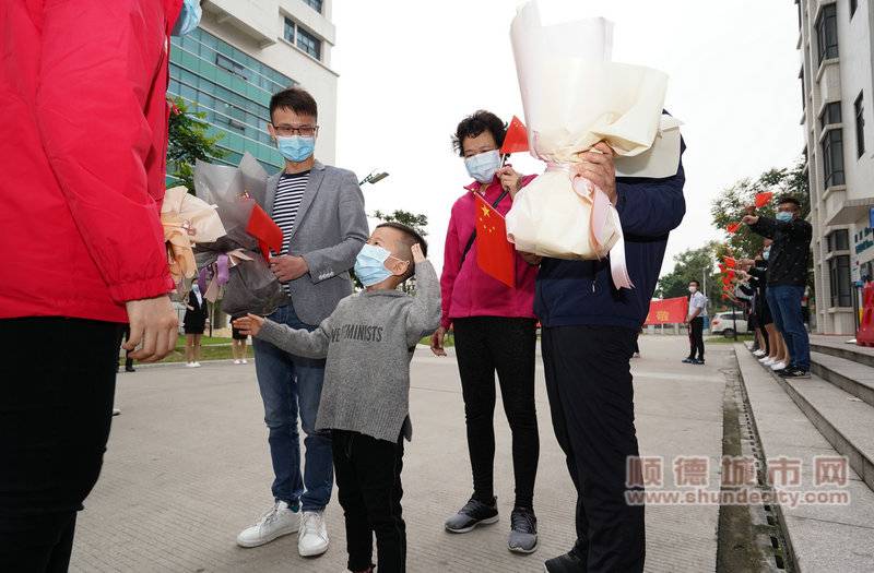 兒子給朱妍敬禮.jpg