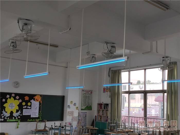 北滘镇中心小学教室安装的六盏紫外线消毒灯.jpg