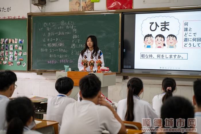 学生开口说，课堂氛围浓厚。.jpg