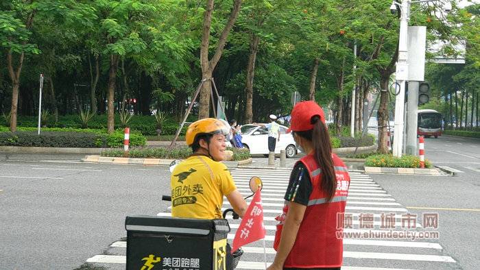 图三：北滘志愿者提醒外卖小哥骑车要戴好头盔_副本.jpg