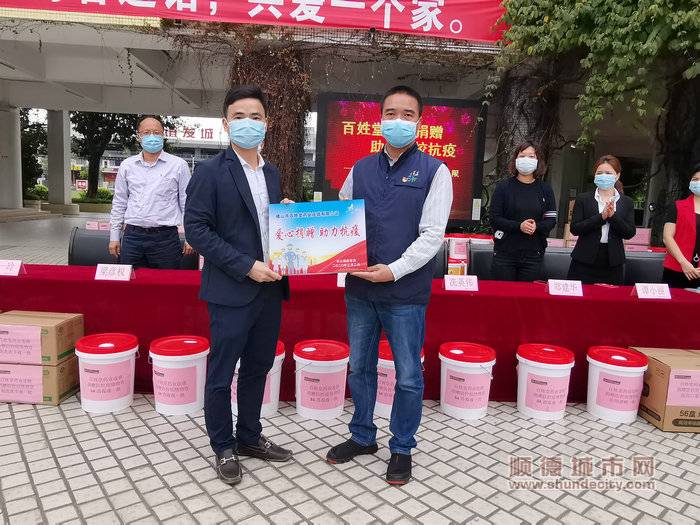 樂從鎮鎮長冼英偉為百姓堂董事長鄧文場頒發紀念牌.jpg