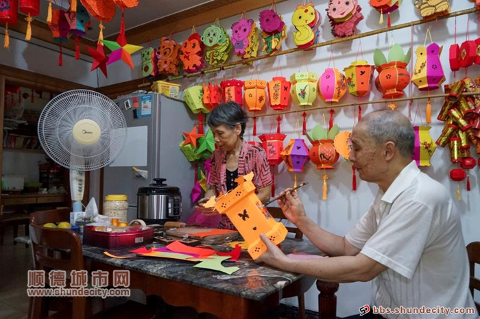 何姨负责制作，潘叔负责画画写字。（顺德城市网俱乐部“Sandos”摄）.jpg