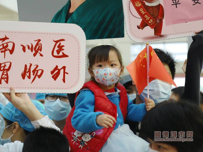 手執紅旗，小女孩為英雄們喝彩。.jpg