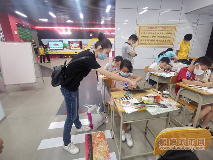 林玉芬正在教学生画画。.jpg