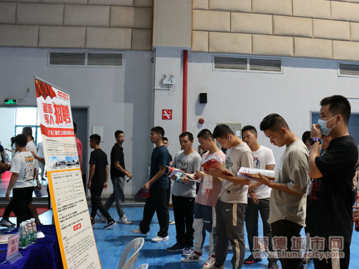 退役军人在招聘会现场了解企业.JPG