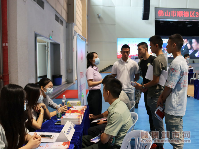 招聘会现场提供退役军人法律服务和相关政策法规咨询.JPG
