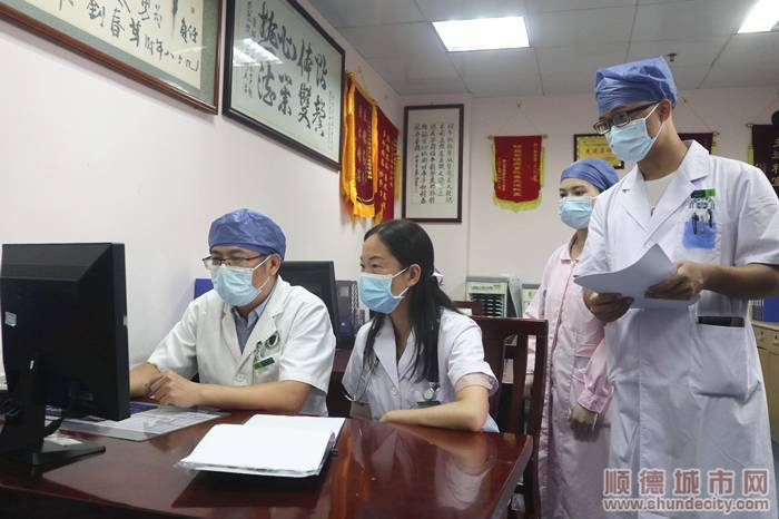 秦茵茵与科室同事研讨患者病情解决方案。.jpg