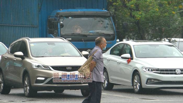 图四：来往车辆主动停车礼让行人_副本.jpg