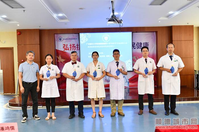 乐从镇卫健办主任潘鸿儒为优秀医师战疫先锋个人颁奖。.jpg