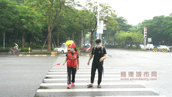 图二：北滘志愿者示意车辆礼让受伤市民_副本.jpg