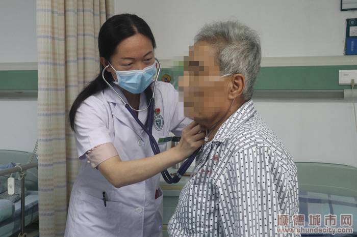 钟南山的博士学生秦茵茵在为病人检查身体。.jpg