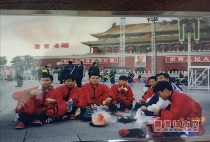 1999年梁伟波在天安门前彩排训练。（左四为梁伟波）.jpg