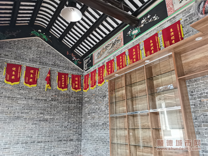 滘镇林头村的梁氏大宗祠内，悬挂着各式醒狮奖状。.jpg