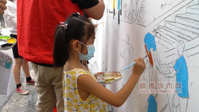 图五：党员志愿者与小画家一起共建美丽社区_副本.jpg