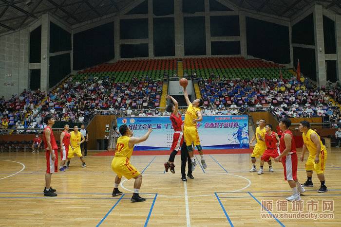 篮球赛首场比赛在启动仪式后进行.jpg