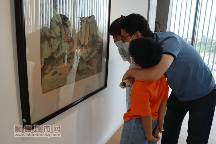 市民带着孩子前来接受艺术的熏陶.jpg