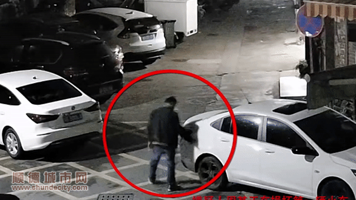 嫌疑人周某故意劃壞他人車輛。.jpg