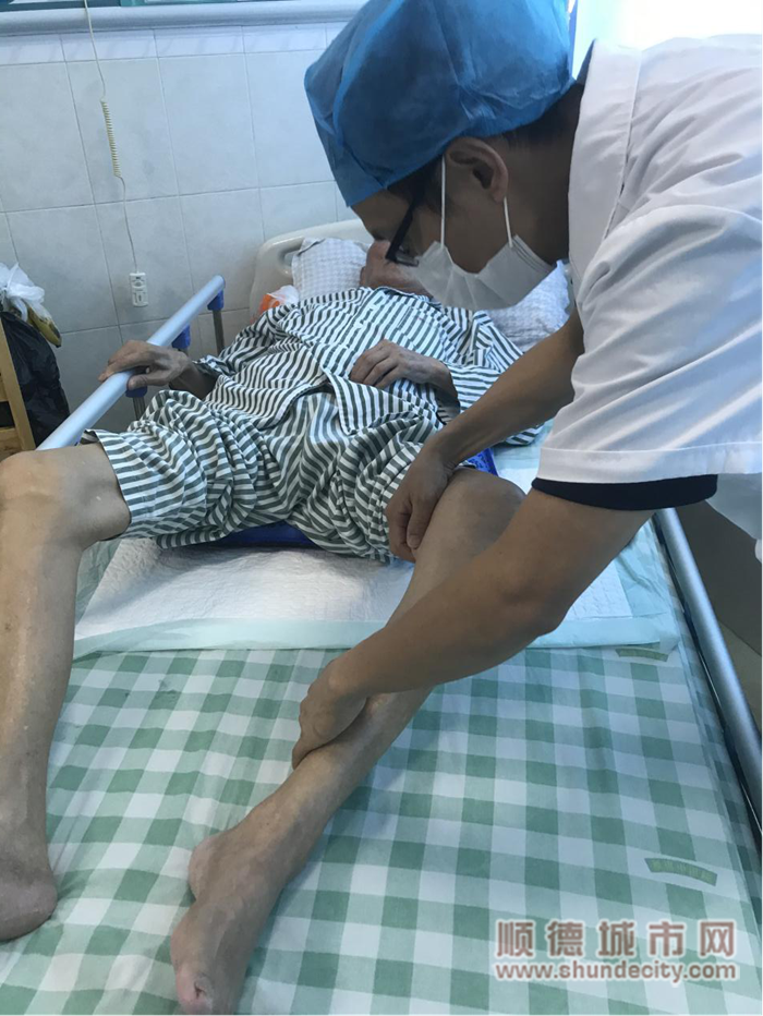 骨五科副主任李永軍為張大伯詳細體格檢查。_副本.png