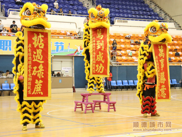 精彩的舞獅表演點燃現場激情。.JPG