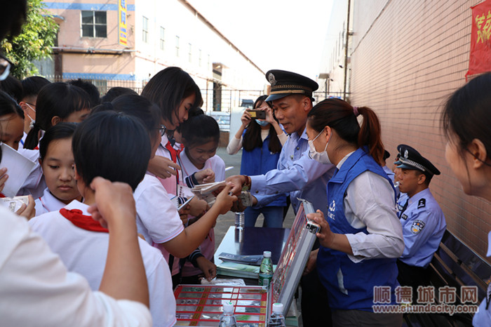 图三：活动还向师生们派发反诈禁毒单张，普及反诈禁毒常识_副本_副本.jpg