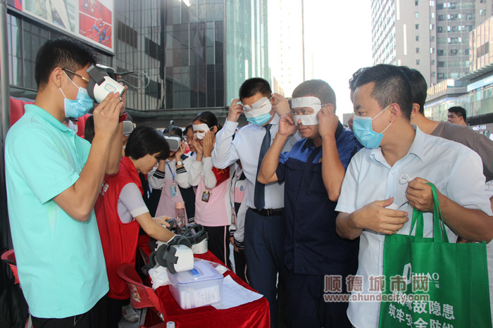 4现场观众进行VR消防实景体验。.jpg