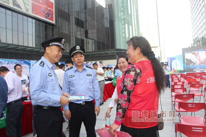梅健泉与志愿者交谈.jpg