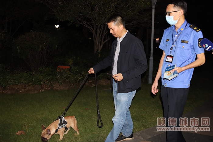 图二：执法队向市民普及文明养犬规范条例_副本_副本.jpg