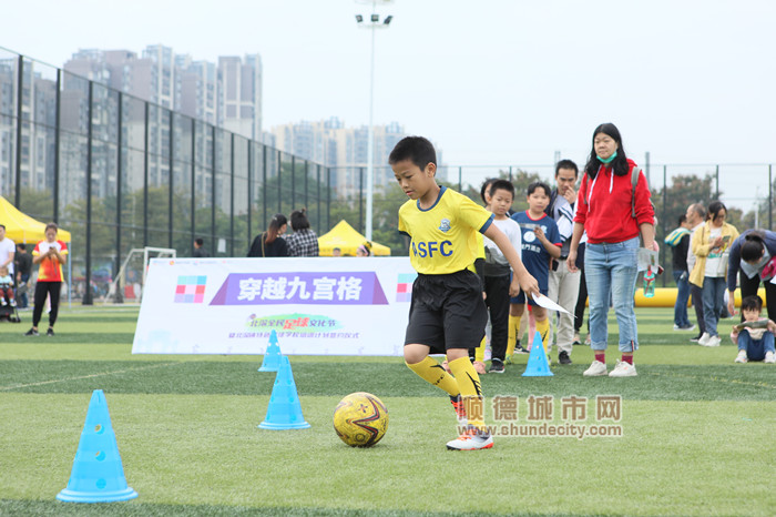 3新奇足球模拟赛、趣味足球游戏等吸引小朋友来参加。.jpg