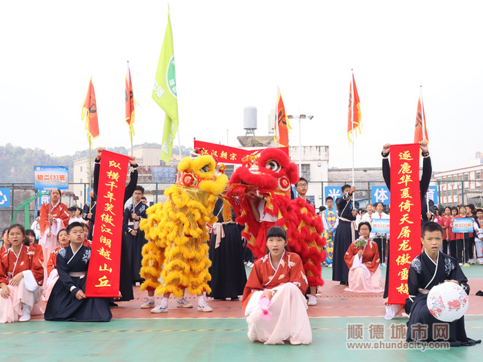 成美中学初二七班的汉族文化表演。.jpg