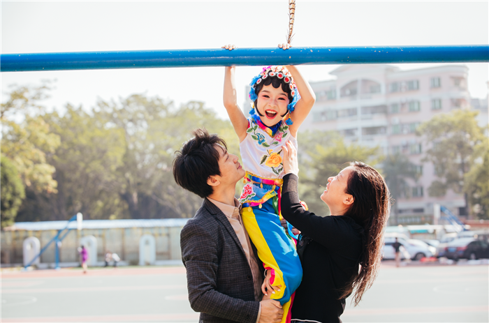 冬日暖阳下的校园 《爸妈陪我来比赛》.png