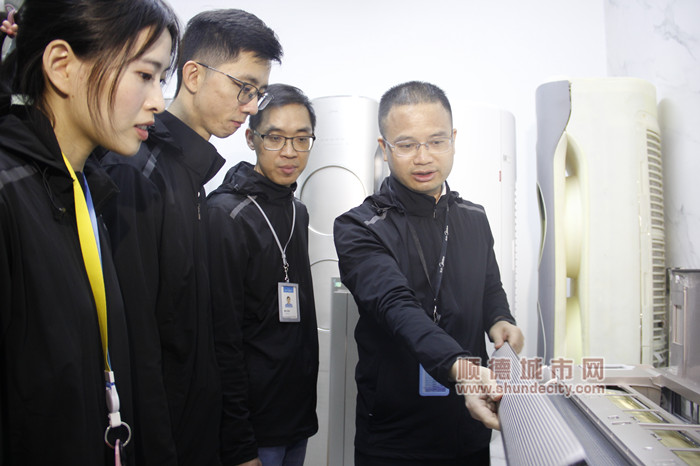 3李金波給隊員講解難題。.jpg