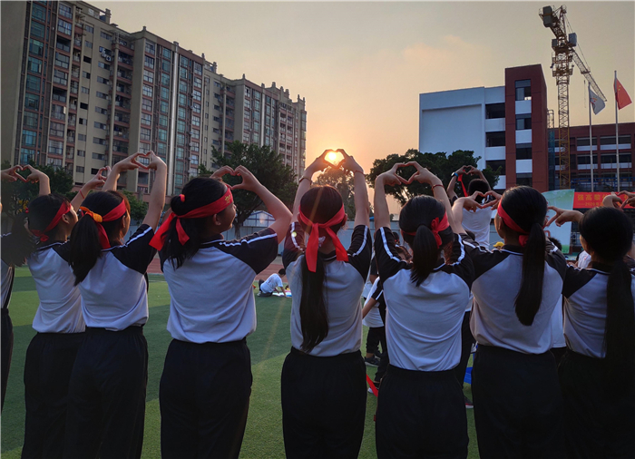 顺德容桂高黎小学冯丽莲  高黎小学操场  孩子们在运动会后十分的兴奋也十分的流连。她们说，要记住美好的时刻；要给学校比心；要把学校温暖的冬日留在心里！ ) (1)(1).jpg