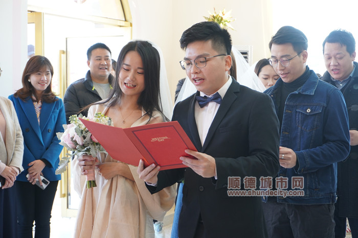 2新人宣读结婚誓词。.jpg
