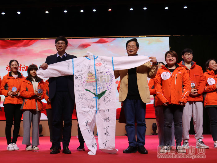 援鄂校友向学校赠送有19名援鄂校友签名的防护服.JPG