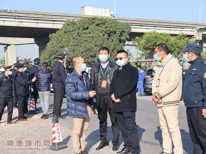 容桂街道办事处主任欧胜军观看了清拆过程。.jpg