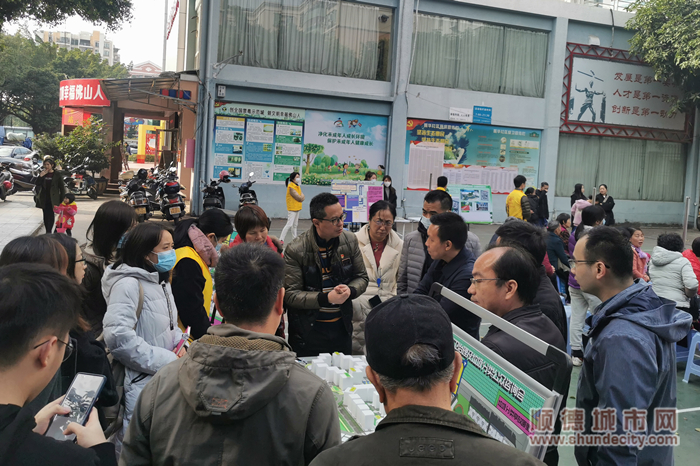 关志伟在和康富花园小区居民讲解老旧社区改造项目.jpg
