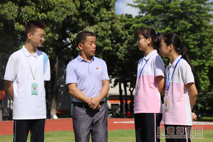 林平级长与学生谈心交流。.jpg