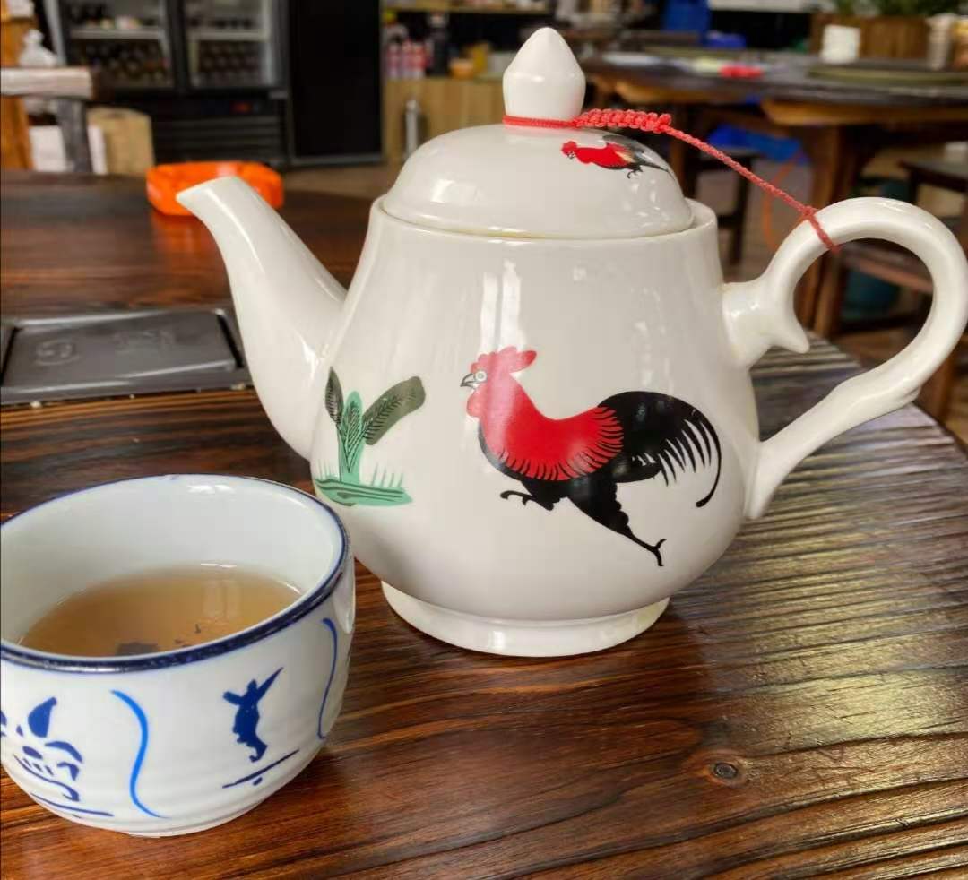 图说：绘制了公鸡图案的茶壶。（图源：网友“人生多面观”）.jpg