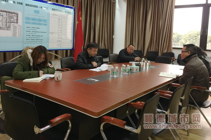 3.社区两委班子与局面面对面，倾听其诉求。.jpg
