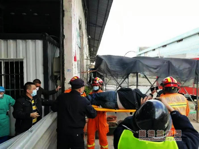 民警與消防員合力將傷者抬到救護車上.jpg